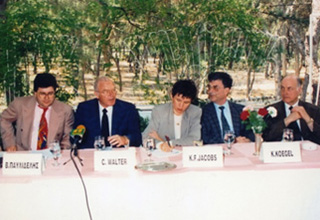 Ο Dr. med. Β. Παυλιδέλης με τους προσκεκλημένους Γερμανούς καθηγητές κατά τη  συνέντευξη τύπου