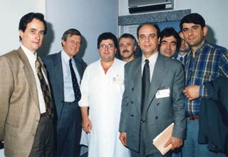 Ο Dr. med. Β. Παυλιδέλης με τον κ. T. Βull και Έλληνες συμμετέχοντες ιατρούς