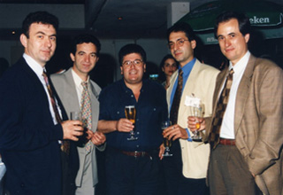 Ο Dr. med. Β. Παυλιδέλης ανάμεσα σε συναδέλφους του, οι οποίοι συμμετείχαν στο 2ο Σεμινάριο Ρινοπλαστικής