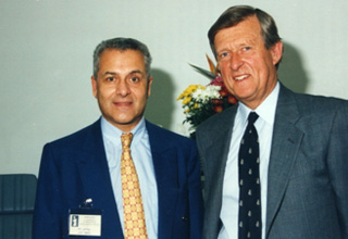 Dr. Yves Crassas, Lyon, Γαλλία, επίτιμος προσκεκλημένος, με τον καθηγητή Mr. Tony Bull