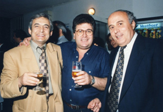 Ο Dr. med. Β. Παυλιδέλης ανάμεσα στους φίλους του, καθηγητές κ. Στάθη  Ελευθεριάδη και κ. Χάρη Αποστολίδη