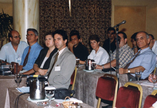 Οι καθηγητές,  κ. Ι. Σέγγας,  κ. Ι. Γιωτάκης και κ. Σ. Παπασπύρου τίμησαν με την παρουσία τους τον προσκεκλημένο Αμερικανό καθηγητή κ. Μ. Ε. Τardy και το διοργανωτή του 3ου Σεμιναρίου στη Ρινοπλαστική, Dr. med.  Bασίλη  Παυλιδέλη.