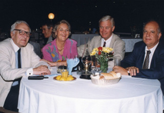 O καθ. κ. Αλέξ. Κόγιας, ο Αμερικανός προσκεκλημένος καθ.  κ. Μ. Ε. Tardy μετά της συζύγου και ο  καθ. κ. Εμμ. Χελιδώνης.