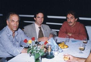 Ο καθ. κ. Ιωάννης Γιωτάκης ανάμεσα σε συναδέλφους του ιατρούς.