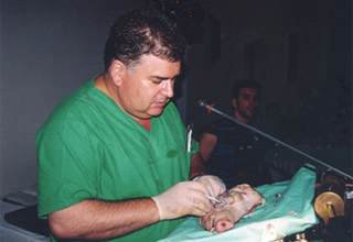 Ο οργανωτής του Σεμιναρίου, Dr. med. B. Παυλιδέλης, πραγματοποιεί επίδειξη αφαίρεσης ελιάς και πλαστικής αποκατάστασης του ελλείμματος.