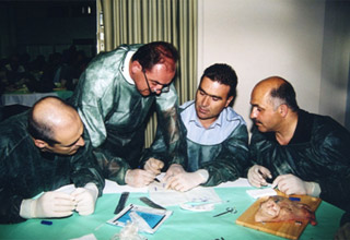 Ο Prof. S. Jovanovic καθοδηγεί βήμα προς βήμα τους εκπαιδευόμενους.