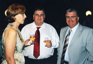 Ο Dr. med. Β. Παυλιδέλης ανάμεσα στην προϊσταμένη χειρουργείου κ. Ευγενία Πιπεργιά και τον κ. Πάνο Παυλιδέλη, σύμβουλο δημοσίων σχέσεων του Χειρουργικού Κέντρου ΑΦΡΟΔΙΤΗ.
