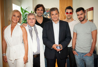 Ο Πρόεδρος του Ιατρικού Συλλόγου Αθηνών και ανάμεσα στον κ. Παυλιδέλη και γνωστούς καλλιτέχνες, φίλους του Χειρουργικού Κέντρου 