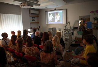 Ενδιαφερόμενοι παρακολουθούν την ομιλία του κ. Παυλιδέλη για Ρινοπλαστική  και Ωτοπλαστική