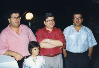 O Dr. med. B. Παυλιδέλης μετά των συνεργατών του κ. Πέτρου και Πάνου Παυλιδέλη