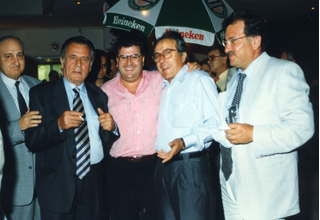 Ο κ. Θ. Καρράς και ο κ. Β. Παυλιδέλης εν μέσω συναδέλφων