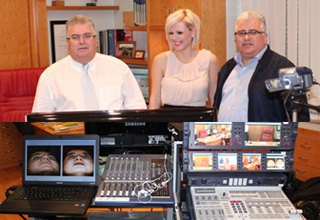 O Dr. med. Β. Παυλιδέλης, η δημοσιογράφος και παρουσιάστρια και ο κ. Πάνος Παυλιδέλης, Σύμβουλος Δημ. Σχέσεων του Κέντρου Ρινοπλαστικής - Ωτοπλαστικής 