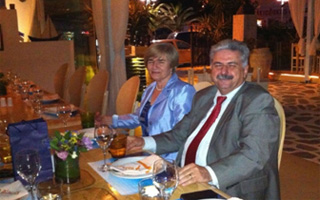 Ο οργανωτής του ΩΡΛ Σεμιναρίου, Καθ. κ. Γ. Βελεγράκης μετά της συζύγου του, παρέθεσε δείπνο προς τιμήν των προσκεκλημένων ομιλιτών.