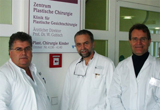 O Dr. med. B. Παυλιδέλης, ο Prof. Gubisch και ο Dr. Per - Olle Haraldsson στην κλινική Πλαστικής Χειρουργικής Προσώπου του Μarienhospital, Στουτγκάρδη, Γερμανία.