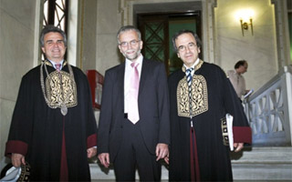 Ο Aντιπρύτανης του ΕΚΠΑ, Καθ. Χειρουργικής Θ. Λιακάκος, ο Prof. W. Gubisch και ο Καθ. της Ιατρικής Σχολής, Ε. Βαϊρακτάρης.