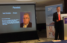 Ο Dr. H. Raunig, Αυστρία, Συντονιστής της Στρογγυλής Τραπέζης προλογίζει τον ομιλητή κ. Β. Παυλιδέλη