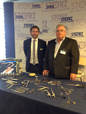 Ο Dr. med. B. Παυλιδέλης ενημερώνεται για τα πλέον σύγχρονα χειρουργικά εργαλεία και εξοπλισμό. 