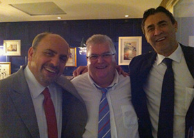 Prof. P. Palma, Iταλία, Πρόεδρος της Ε.A.F.P.S, Dr. med. B. Παυλιδέλης και Dr. J. A. Patrocinio, Bραζιλία. Στιγμιότυπο από τη βραδιά του Gala Dinner που δόθηκε προς τιμήν των προσκεκλημένων ομιλητών στον Ναυτικό Όμιλο, Real Club Nautico, της Μαγιόρκα