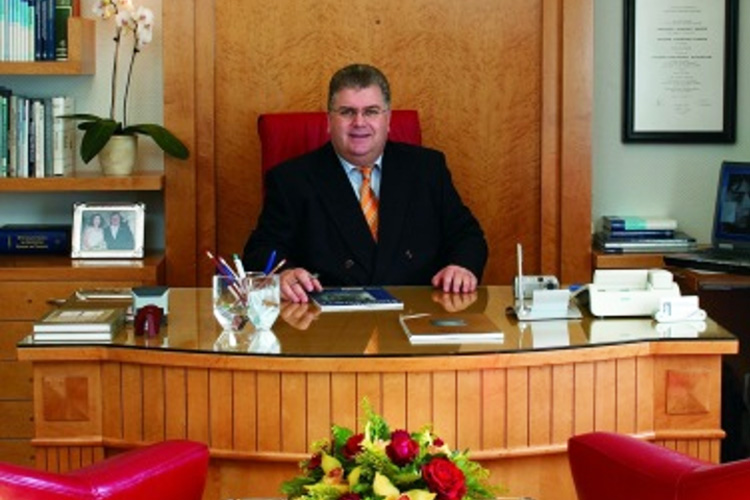 O Dr. med. Bασίλης Παυλιδέλης διευθύνει από το 1990 το ιδιόκτητο Κέντρο Ρινοπλαστικής, Ωτοπλαστικής και Πλαστικής Χειρουργικής Προσώπου “ΑΦΡΟΔΙΤΗ”.