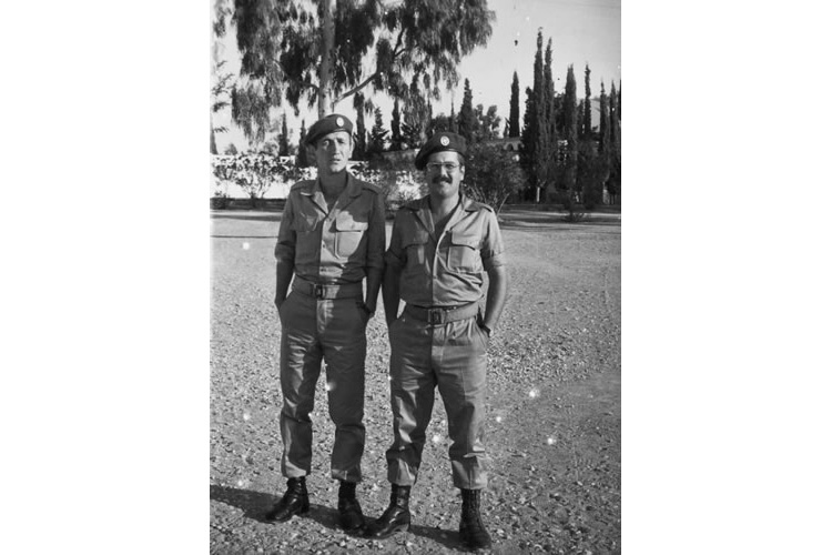 Ο ιατρός Βασίλης Παυλιδέλης (δεξιά), στρατιώτης στο Κέντρο Εκπαιδεύσεως Κορίνθου με τον συνάδελφο κ. Χαράλαμπο Σακαλίδη.