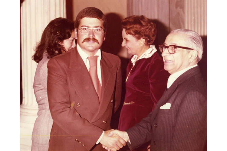 Ο Πρόεδρος της Ελληνικής Δημοκρατίας κ. Κωνσταντίνος Τσάτσος συγχαίρει τον ιατρό Βασίλη Παυλιδέλη κατά τη δεξίωση που παρέθεσε προς τιμήν όλων των αριστευσάντων αποφοίτων των Ελληνικών Πανεπιστημίων. Προεδρικό Μέγαρο Αθηνών, 1975