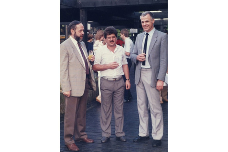 O Dr. med. B. Παυλιδέλης με τους Καθηγητές ΩΡΛ του Πανεπιστημίου Bochum Δυτ. Γερμανίας, Prof. Dr. med. H. Hildmann, (δεξιά) και Prof. Dr. med. P. Plath (αριστερά) στους οποίους εκπόνησε τη διδακτορική διατριβή του, κατά τη δεξίωση απονομής.