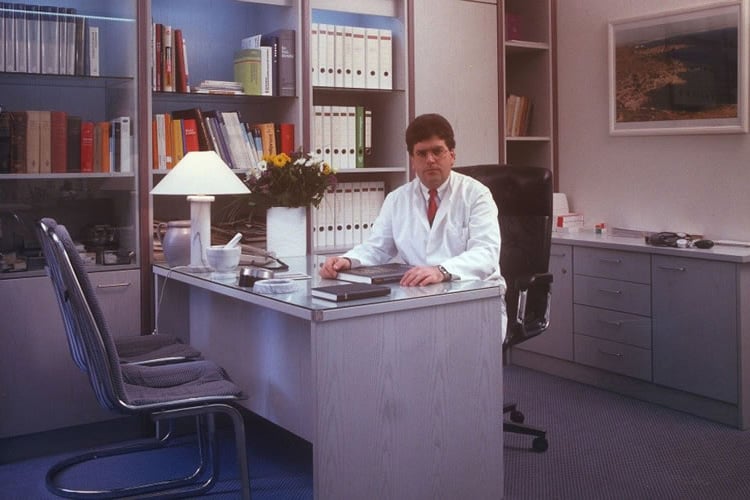 O Dr. med. B. Παυλιδέλης στο ιατρείο του - One Day Clinic, ΩΡΛ και Πλαστικής Χειρουργικής Προσώπου στο Duisburg Δυτ. Γερμανίας.