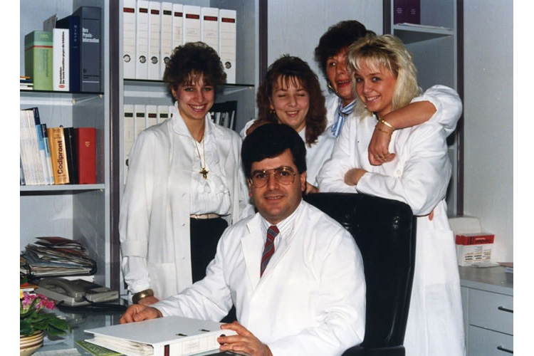 O Dr. med. B. Παυλιδέλης με συνεργάτες του, στο Duisburg Δυτ. Γερμανίας.