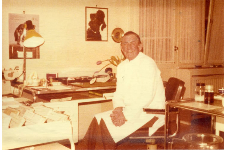 Ο προκάτοχος του ιατρείου στο Duisburg, Δυτ. Γερμανίας, Dr. med. Albert Twiekler.