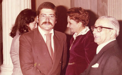 Ο Πρόεδρος της Ελληνικής Δημοκρατίας κ. Κωνσταντίνος Τσάτσος συγχαίρει τον ιατρό Βασίλη Παυλιδέλη κατά τη δεξίωση που παρέθεσε προς τιμήν όλων των αριστευσάντων αποφοίτων των Ελληνικών Πανεπιστημίων. Προεδρικό Μέγαρο Αθηνών, 1975