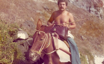 Ο Βασίλης Παυλιδέλης επί το έργον. Ως αγροτικός ιατρός Οίας, Σαντορίνης, επίσκεψη στο απομονωμένο νησί Θηρασιά.