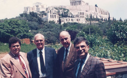 Ο Dr. med. Β. Παυλιδέλης με τους Γερμανούς δασκάλους του: Prof. Claus Walter, Dr. med. Claus Koegel και Dr. med. Karl - Felix Jacobs, Αθήνα, 1993