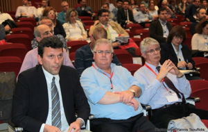 Ο Dr. med. B. Παυλιδέλης ανάμεσα στον Καθ. Ι. Κωνσταντινίδη, Θεσσαλονίκη και τον Καθ. Ι. Σέγγα, Αθήνα.