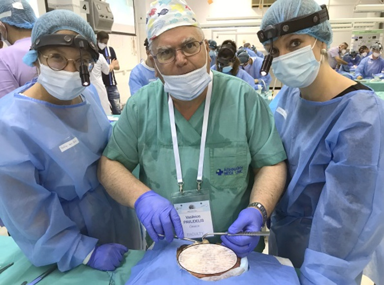 Ο Dr. med. B. Παυλιδέλης διδάσκοντας ρινοπλαστική στις δύο Βελγίδες, χειρουργούς ΩΡΛ.