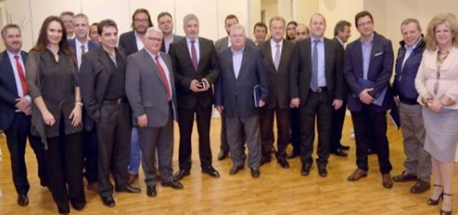 Ο Δήμαρχος Αμαρουσίου, κ. Γ. Πατούλης με φορείς της περιοχής του Αμαρουσίου. Αριστερά, ο κ. Πάνος Παυλιδέλης, Σύμβουλος Δημ. Σχέσεων του Κέντρου Ρινοπλαστικής - Ωτοπλαστικής “AΦΡΟΔΙΤΗ” και δεξιά ο Dr. med. B. Παυλιδέλης, Διδάκτωρ Πανεπ. Bochum Δυτ. Γερμανίας, Διευθυντής του Κέντρου “AΦΡΟΔΙΤΗ”