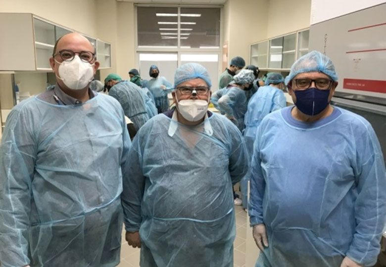 Ο Dr. med. B. Παυλιδέλης, εκπαιδευτής, ανάμεσα στον Καθ. κ. M. Κατωτομιχελάκη, Αλεξανδρούπολη (αριστερά) και Καθ. κ. Ι. Καστανιουδάκη (δεξιά), Ιωάννινα.